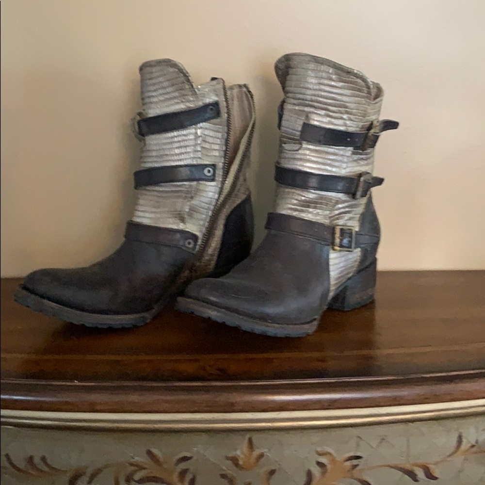 Freebird by Steve Madden women’s boots
